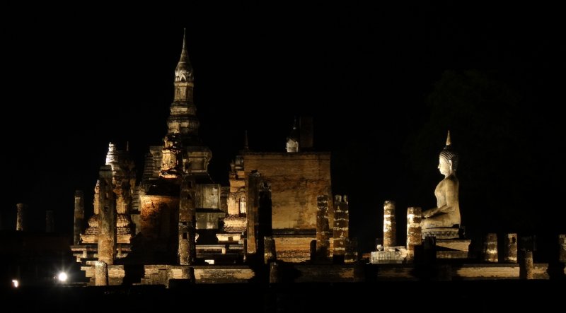 Sukhothai - Wat Mahathat in de nacht