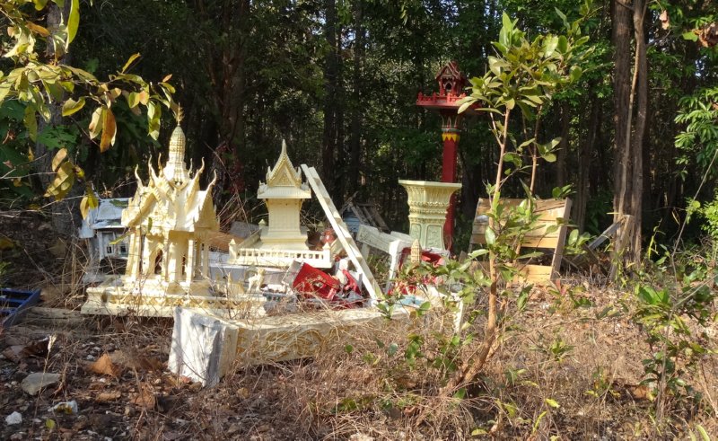 Weggegooide altaartjes die 'op' zijn in Ayutthaya