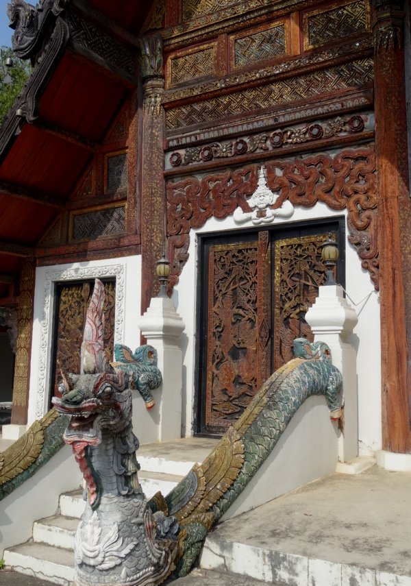 Lampang - houtsnijwerk tempelgevel