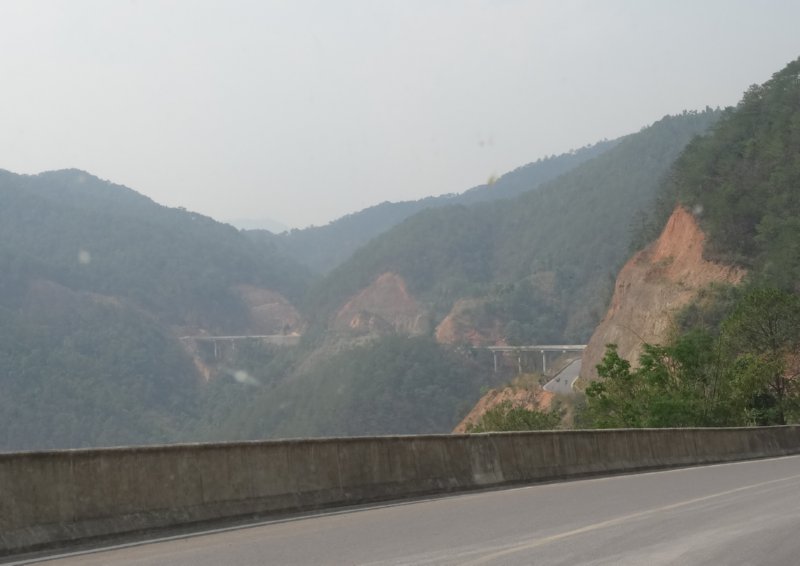 Jinghong naar Lincang - chinese snelweg met brug