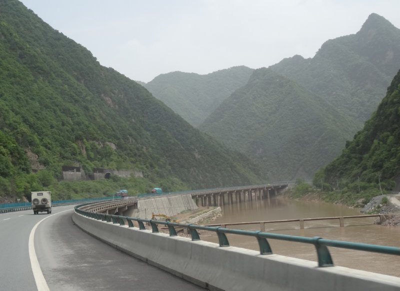 Maiji naar Litong - lange brug door berglandschap