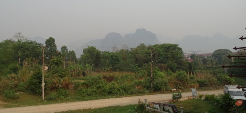 Vang Vieng - uitzicht vanuit hotel op karst bergen