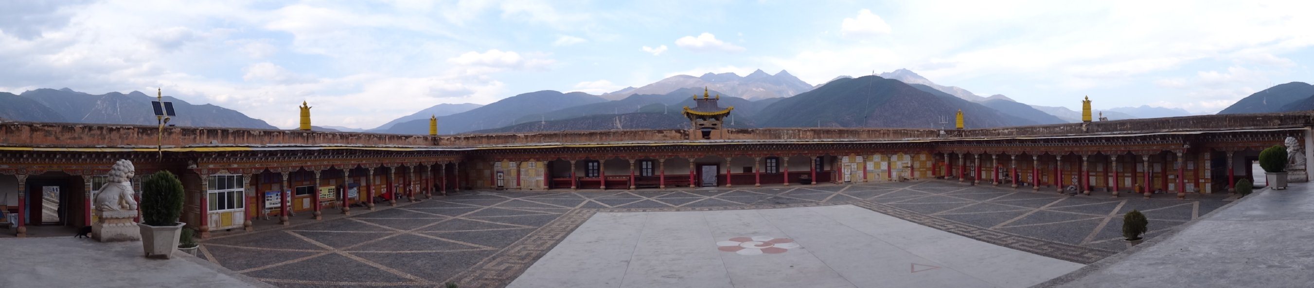 Xiangcheng - Thangbzangdang klooster uitzicht