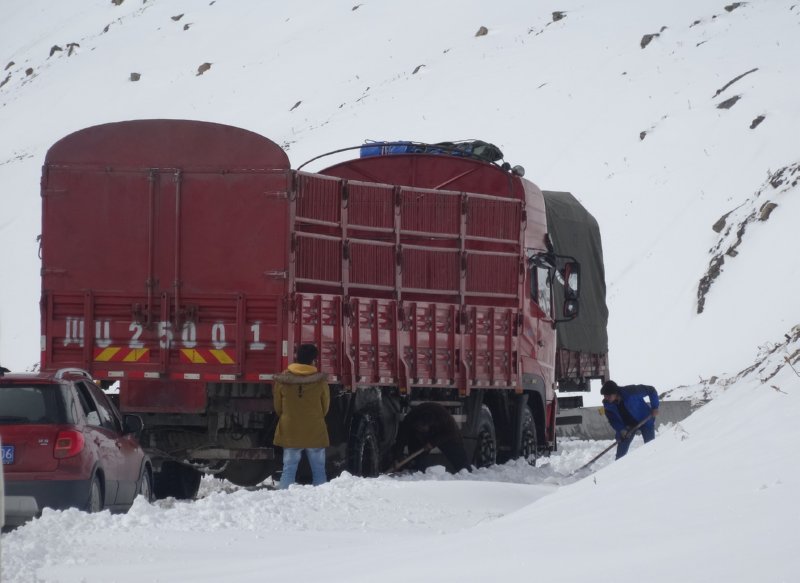 Xiao Jin naar Chengdu - over besneeuwde pas van 4400 m vrachtwagen vast
