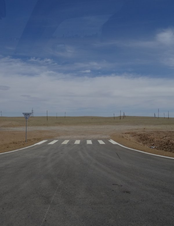 Zamyn Uud naar Ulaanbaatar - afslag van snelweg