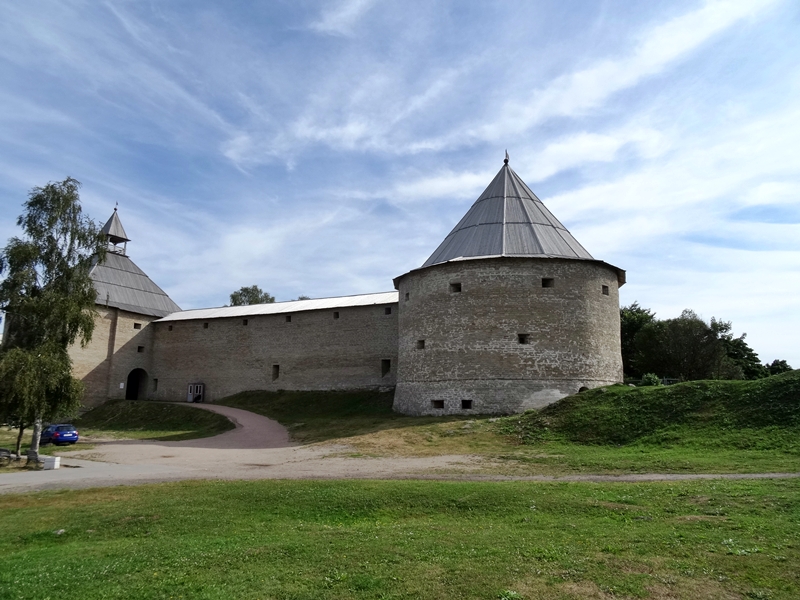 Staraya Ladoga - fort - gerestaureerde muur met torens